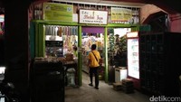 Salah satunya toko ini, pemiliki toko menjual berbagai macam keperluan sehari-hari kepada pelanggannya (Bonauli/detikTravel)