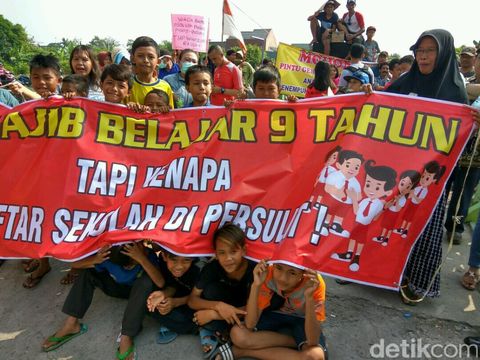 Warga demo SMPN 2 Buduran/