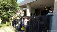 Sejumlah anggota arisan mendatangi rumah YR di Perum GGM, Kelurahan Klatak, Banyuwangi. YR menghilang sejak Juni lalu. Awalnya hanya 7 anggota arisan yang melapor, kini jadi 10 orang (Foto: Ardian Fanani/detikcom)