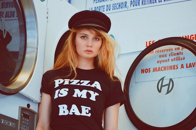 Akting tak hanya menjadi pekerjaannya. Wanita berambut pirang ini pun sempat menjajal profesi sebagai model majalah, iklan serta video klip. Foto: Instagram/valentinepayen