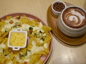 Kakolait: Yuk, Nyantai Sambil Nikmati Cokelat Hangat dan Cheese Nachos!