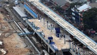 Para pekerja terus mengebut pembangunan stasiun MRT di Lebak Bulus. Saat ini pembangunan stasiun tersebut telah mencapai 55,05%.