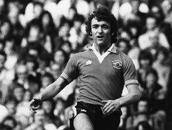 Lou Macari, penggawa MU era 1973–1984, pernah memakai sejumlah nomor di Old Trafford walaupun paling identik dengan nomor 10. Macari langsung jadi pujaan fans MU saat awal bergabung dari Celtic karena memilih ke MU usai menolak Liverpool. (Foto: Frank Tewkesbury/Evening Standard/Getty Images)