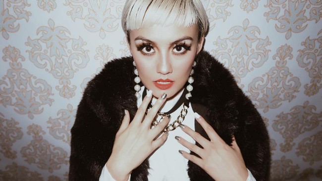 Agnez Mo dengan gaya busana yang berani mencuri atensi Vogue. Di bulan Oktober, Vogue bahkan menjuluki Agnez sebagai Diva pop Indonesia yang siap menguasai dunia fashion. Foto: Instagram