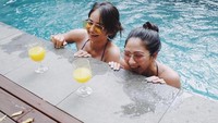 Jessica Mila terlihat asyik menikmati berenang bersama sang sahabat, Enzy Storia. (Dok. Instagram/jscmila)