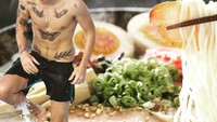 Seksinya Harry Styles dari pantai juga diibaratkan dalam semangkuk ramen nikmat menyegarkan. (Foto: Instagram Celebritis in Ramen)