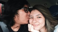 Ia pun sempat membuat netizen patah hati saat berpose mesra dengan seorang pria bernama Ocha. (Dok. Instagram/sharazaaa)