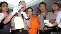 Kapolda Metro Jaya Irjen M Iriawan menunjukkan pistol yang digunakan untuk menembak Italia. Sementara Saiful yang menembak Italia telah ditembak mati karena melawan.
