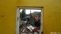 Dari 355 bidang, sebanyak 331 bidang telah pindah ke rusun, lima bidang berupa tiga musola, 2 MCK, dan 17 bidang tidak mengambil lantaran telah memiliki rumah sendiri atau ada yang masih bertahan karena hanya sebagian dari bangunan mereka yang terkena normalisasi.