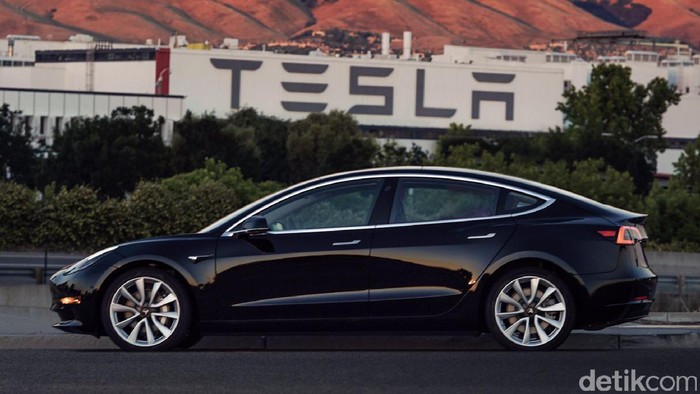 Tesla Model 3 mulai diproduksi di pabrik Tesla