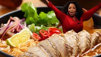 Oprah yang berbaju merah nampak bahagia di dalam mangkuk ramen. (Foto: Instagram Celebritis in Ramen)