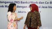 Direktur Government and Institutional Bank Mandiri Kartini Sally dan Direktur Utama Jasindo Solihah berbincang usai menandatangani kerja sama.
