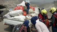 Foto: Sebanyak 150 orang relawan dari Bromo Lovers, melakukan bersih-bersih pasca perayaan Yadnya Kasad. Para relawan ini membersihkan sampah yang berserakan di sekitar lautan pasir dan kawah Bromo (M Rofiq/detikTravel)