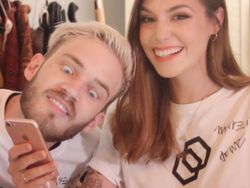 Kemesraan YouTuber Terkaya dan Pacar Cantiknya