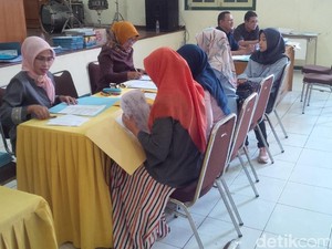 Ortu Sibuk Daftar Ulang Usai Pengumuman PPDB SMA di Bandung