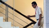 Agun menuju ruang tunggu KPK.