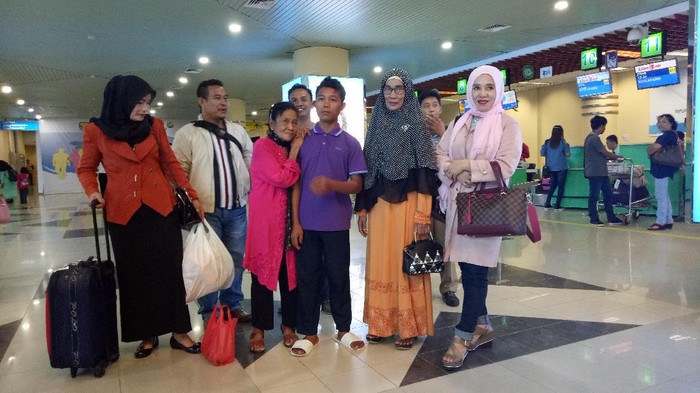 Akan ke Jakarta, ABG Selamet-Rohaya Curi Perhatian di Bandara