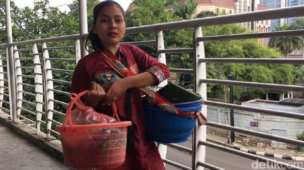 Ninih mengadu nasib lagi ke Jakarta dan kembali berjualan getuk.