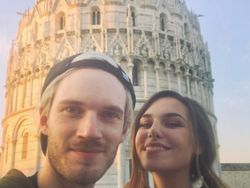 Kemesraan YouTuber Terkaya dan Pacar Cantiknya
