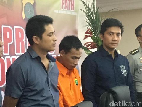 Sudirman (tengah) pelaku yang terlibat percobaan dan penembakan Italia Chandra saat rilis perkara di Mapolda Metro Jaya, Selasa (11/7/2017)