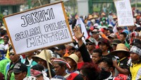 Nelayan melakukan aksi unjuk rasa di depan Istana Negara, Jakarta, Selasa (11/7/2017).