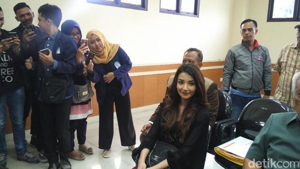 Pretty Asmara Jadi Pengedar Narkoba, Axel Matthew Digiring ke Kantor Polisi