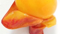 Pernah berpikir tampilan peach saat dikupas? Ternyata daging buahnya cantik berwarna kuning terang.