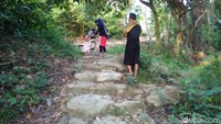 Foto: Ada beberapa tempat berburu sunrise yang bisa jadi pilihan traveler, salah satunya Pantai Pancuran. Pantai ini berada sekitar 10 menit dari Pelabuhan Karjaw dan ini jalur trekkingnya (Bonauli/detikTravel)