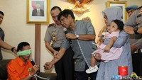 Ayah Italia Chandra Kirana Putri, Feri Chandra sempat emosi saat berbincang dengan Sudirman di Mapolda Metro Jaya, Selasa (11/7/2017).