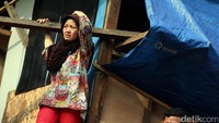 Ibu yang ini tampak kebingungan.