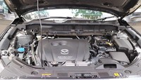 Mazda tak mengubah mesin CX-5 generasi kedua ini yaitu SKYACTIV-G 2.5 L dengan transmisi 6 percepatan SKYACTIV Drive. Namun mengklaim tenaga dan torsinya lebih besar sedikit daripada generasi pertamanya. Foto: Dina Rayanti