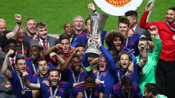 Trofi Piala Liga dan Liga Europa yang Tidak Sepenuhnya Membahagiakan Rooney Trofi Piala Liga dan Liga Europa yang Tidak Sepenuhnya Membahagiakan Rooney
