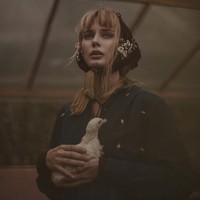 Valentine Payen merupakan aktris keturunan Prancis. Ia pernah bermain dalam film aksi dan horror, Beyond Skyline yang rilis tahun ini. Foto: Instagram/valentinepayen