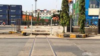 Sementara, rel kereta yang dulu dicoba dibongkar oleh Rizal Ramli pada tahun 2015 lalu, merupakan rel kereta mati pelabuhan yang membentang dari Stasiun Pasoso menuju dermaga di Terminal 3, Pelabuhan Priok.  Foto: Muhammad Idris