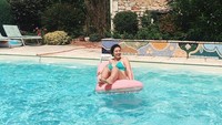 Putri Wulan Guritno, Shalom telah tumbuh dewasa. Shalom tampak seksi dengan bikini biru saat menikmati berenang di Paris, Perancis.Foto: Dok. Instagram/sharazaaa