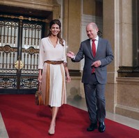 Gaya yang chic juga diberikan Juliana di KTT G20 dengan mengandalkan blouse v-neck serta rok lipit serta slim belt kulit yang manis. (Foto: Getty Images)