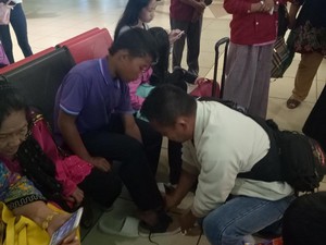 ABG Selamet-Rohaya Dibelikan Sepatu oleh Calon Penumpang di Bandara