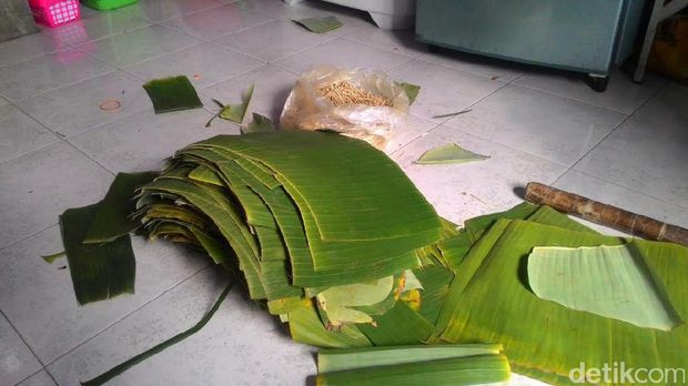 Ada 100 warga yang menjadi pembuat lontong di kampung ini