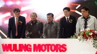 Ini momen saat Wapres Jusuf Kalla bersama (kiri ke kanan) Presiden PT SGMW Motor Indonesia, Xu Feiyun bersama Gubernur Jawa Barat, Ahmad Heryawan, Chairman of SAIC Group and SGMW, Chen Hong, serta Menteri Perindustrian, Airlangga Hartarto.