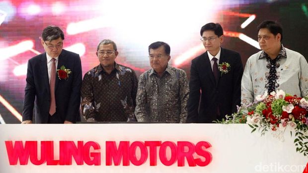 Wapres Jusuf Kalla Presiden PT SGMW Motor Indonesia, Xu Feiyun bersama Gubernur Jawa Barat, Ahmad Heryawan, Chairman of SAIC Group and SGMW, Chen Hong, serta Menteri Perindustrian, Airlangga Hartarto.