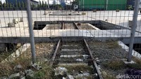 Tampak sebuah pagar terpasang dan jalanan kembali di cor untuk memudahkan lalu lintas kontainer peti kemas. Nantinya ada rel Dari Stasiun Pasoso ke dalam terminal milik JICT, yang akan dibangun rel baru sepanjang 1,4 kilometer. Foto: Muhammad Idris