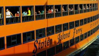 The Staten Island Ferry mengangkut 22 juta orang setiap tahunnya. Asyiknya lagi, naik kapal ferinya gratis! (The Staten Island Ferry)