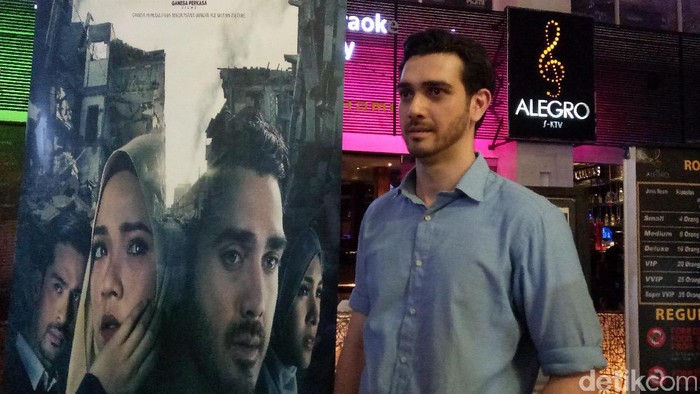 Fachri Albar Main Film Sambil Ibadah