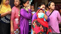 Kesedihan jelas tergambar di wajah para ibu ini.