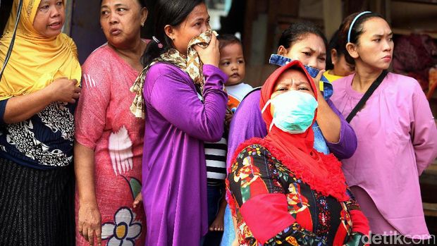 Warga menonton jalannya penertiban di Bukit Duri.