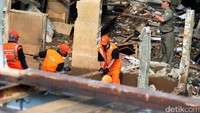 Petugas dari Penanganan Prasarana dan Sarana Umum Kelurahan Kebon Baru ikut dikerahkan.