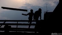 Sebagian warga membongkar sendiri rumah mereka.