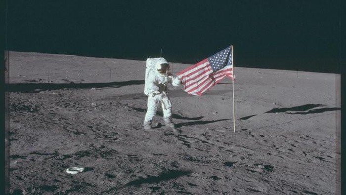 NASA Pamer Foto Penjelajahan Astronaut ke Bulan