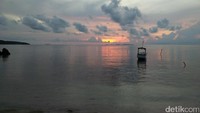 Foto: Matahari muncul dengan malu-malu. Pemandangan ini diambil pada pukul 05.30 WIB, di depan Pantai Pancuran (Bonauli/detikTravel)