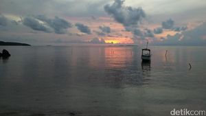 Foto: Sunrise Teduh dan Menenangkan di Karimunjawa